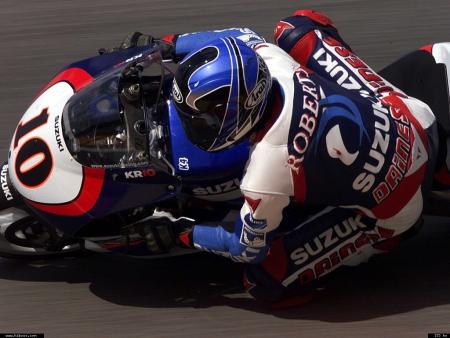 il se prend pour son idole Rossi.