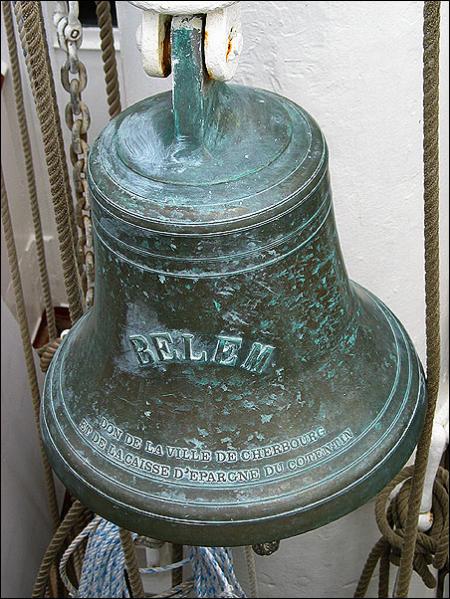 cloche du voilier francais le belem